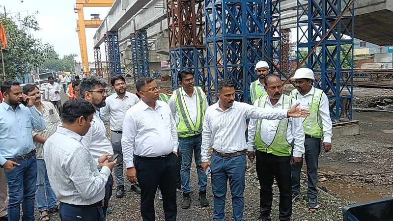 कलेक्टर श्री शिवम वर्मा ने निर्माणाधीन मुसाखेड़ी, आईटी पार्क, देवास नाका ओव्हरब्रिज का किया निरीक्षण