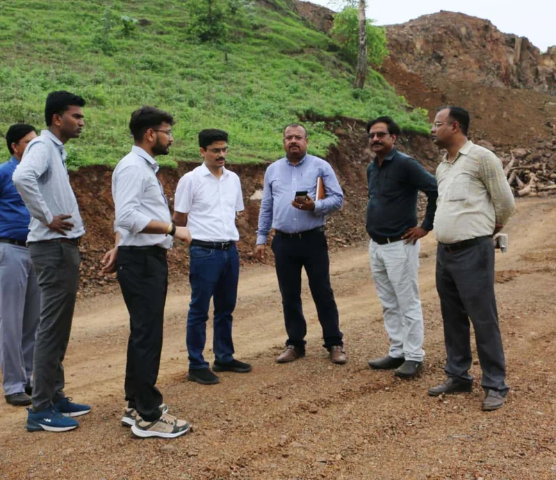खंडवा-अकोला ब्रॉडगेज रेल परियोजना का कलेक्टर श्री सिंह ने किया निरीक्षण