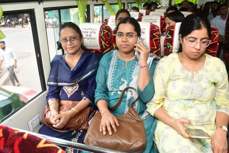 एक ही बस में सवार होकर मकड़ाई की ‘सांझ चौपाल’ पहुंचे जिला अधिकारी