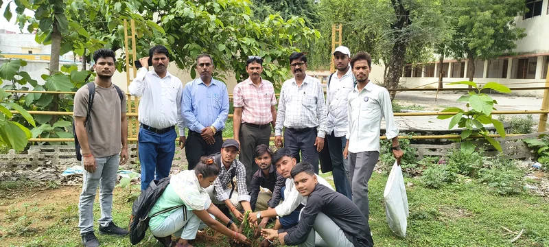 शासकीय स्नातकोत्तर महाविद्यालय निवाड़ी में एनएसएस स्वयंसेवकों ने किया वृक्षारोपण