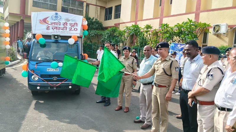 संभागायुक्त भोपाल श्री शर्मा ने ‘नशे से है दूरी जरूरी 2.0’ जनजागरूकता रथ को दिखाई हरी झंडी
