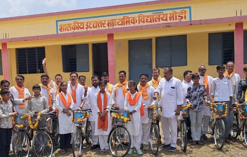 मोड़ी स्कूल मे निशुल्क साइकिल वितरण संपन्न