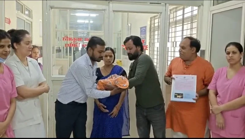 14 दिन के उपचार के बाद नवजात को सेवा भारती मातृछाया शिशुगृह किया सुपुर्द