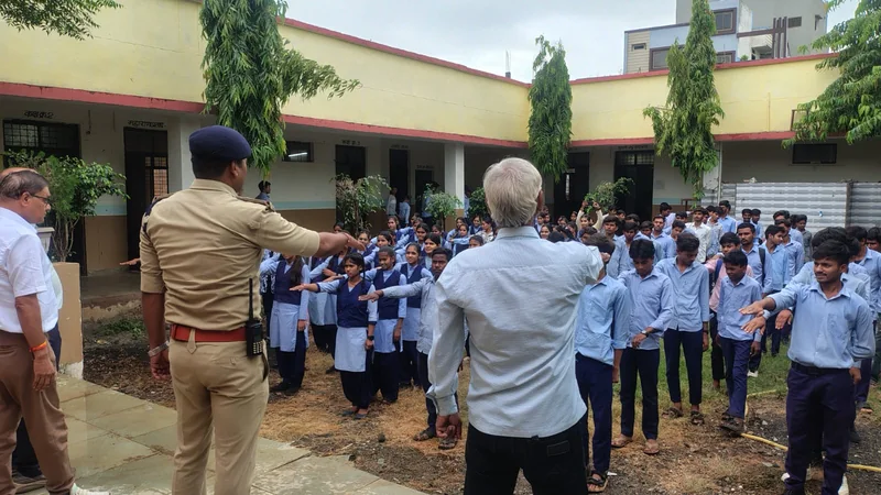 यातायात निरीक्षक ने विद्यार्थियों को नशे से दूर रहने का दिया संदेश
