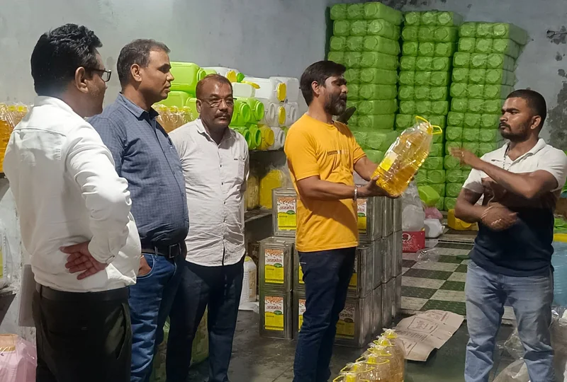खाद्य सुरक्षा एवं नापतौल विभाग ने किया शहर के तेल विक्रेताओं के प्रतिष्ठानों का निरीक्षण