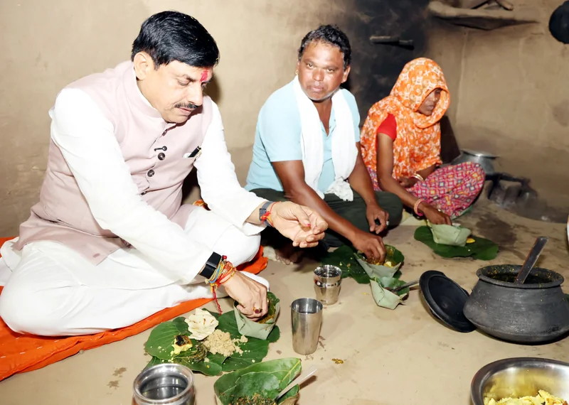 मुख्यमंत्री डॉ. यादव ने जनजातीय परिवार के घर किया भोजन