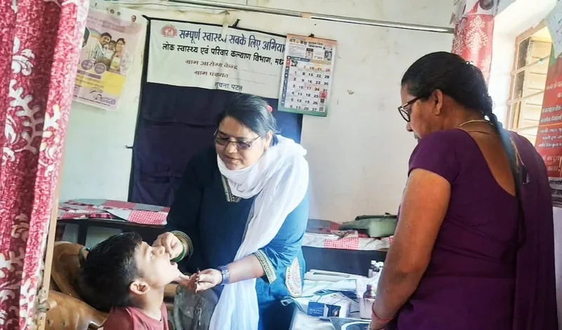 जनप्रतिनिधियों ने बच्चो को कृमिनाशक एल्बेण्डाजोल की गोली खिलाकर राष्ट्रीय कृमि मुक्ति दिवस का शुभारंभ किया