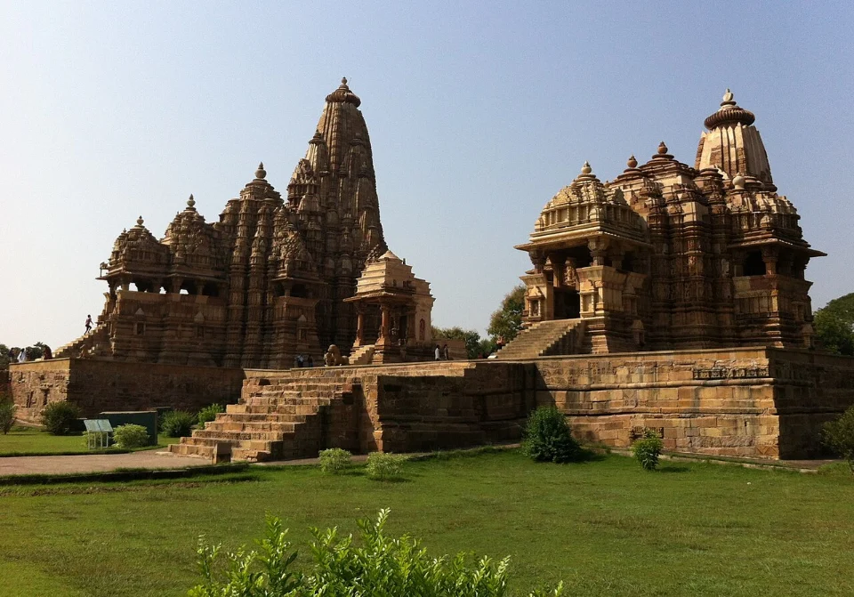 खजुराहो के मंदिर समूह की तस्वीर।